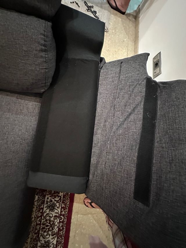 Sofá modular gris de tela.
