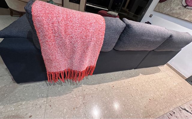 Sofá modular gris de tela.