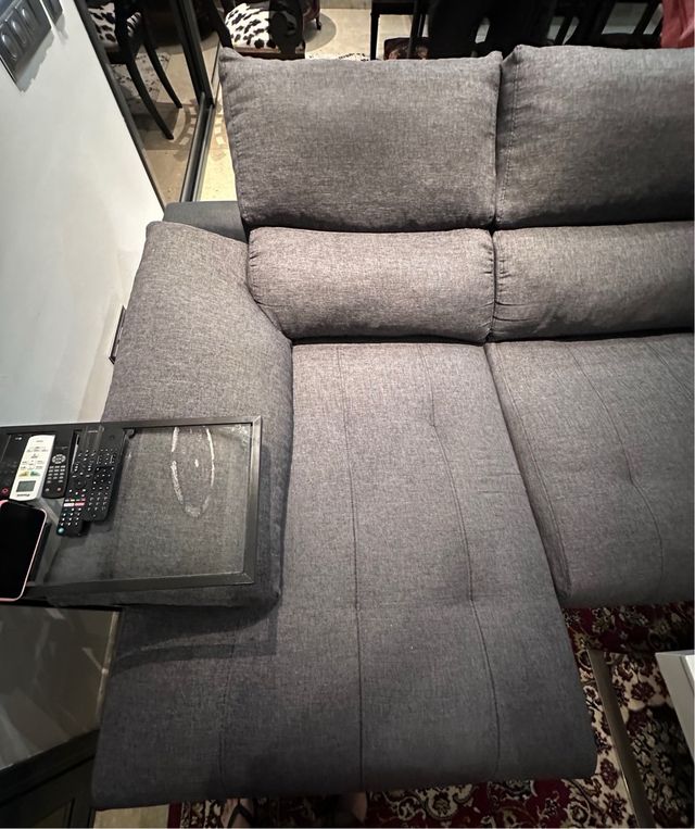 Sofá modular gris de tela.
