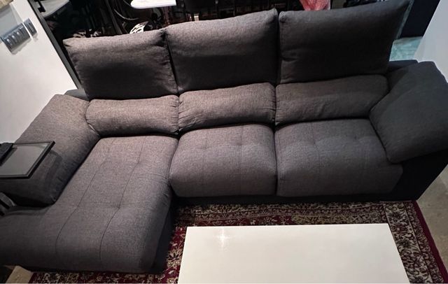 Sofá modular gris de tela.