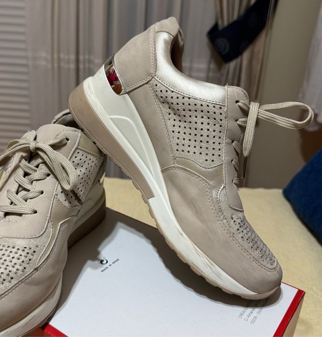 Zapatos  beige y oro