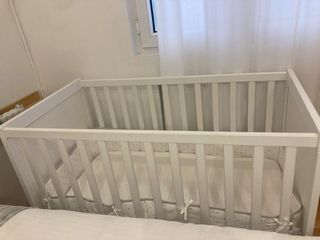 Cuna IKEA con colchón, chichonera y faldón.