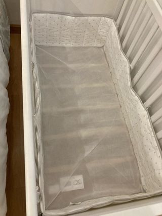 Cuna IKEA con colchón, chichonera y faldón.