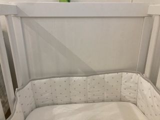 Cuna IKEA con colchón, chichonera y faldón.