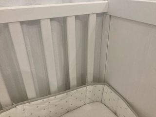 Cuna IKEA con colchón, chichonera y faldón.