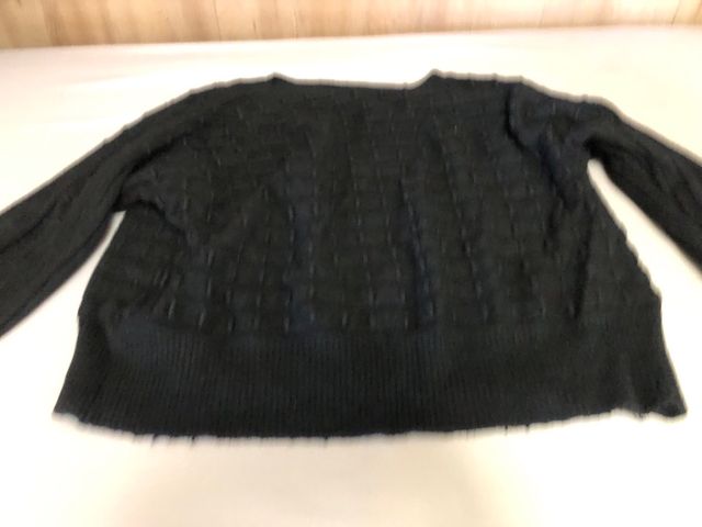 Maglione nero con trama