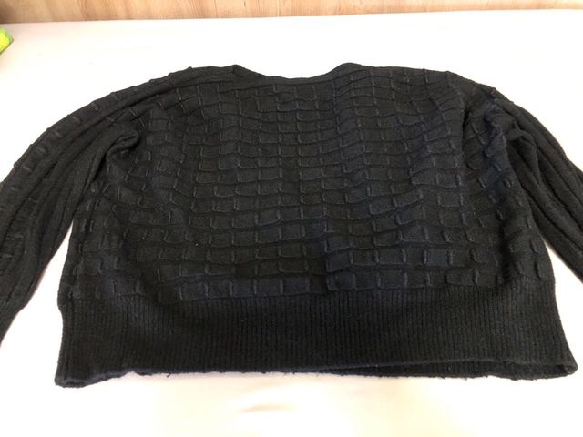 Maglione nero con trama