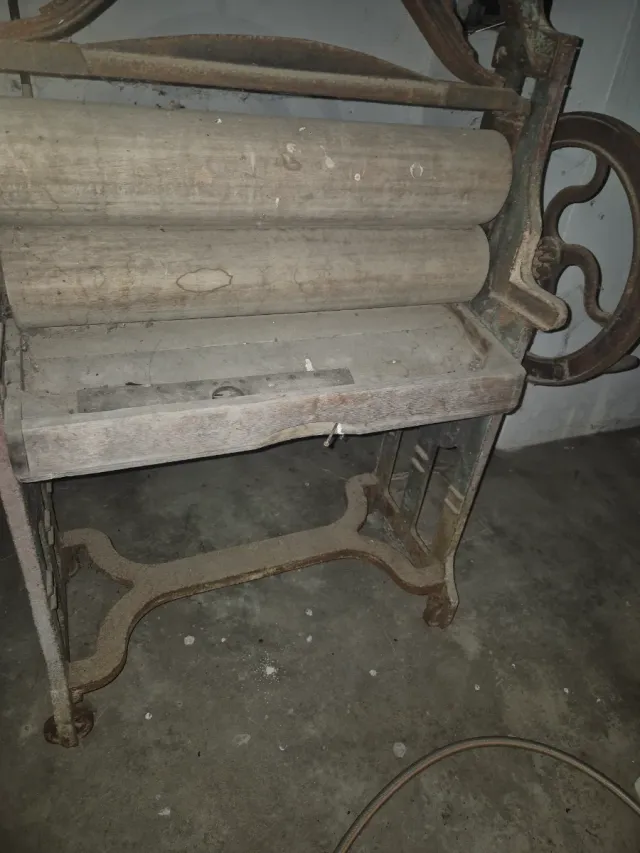 Calandra antica in legno e metallo..peserà 150 kg 