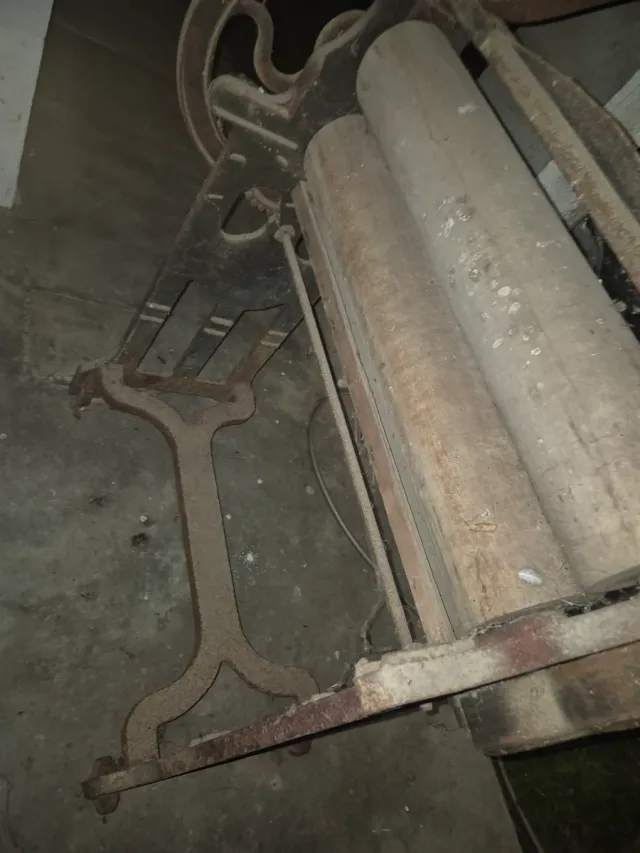 Calandra antica in legno e metallo..peserà 150 kg 