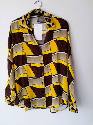 Blusa estampada marrón y amarilla