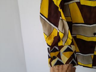 Blusa estampada marrón y amarilla