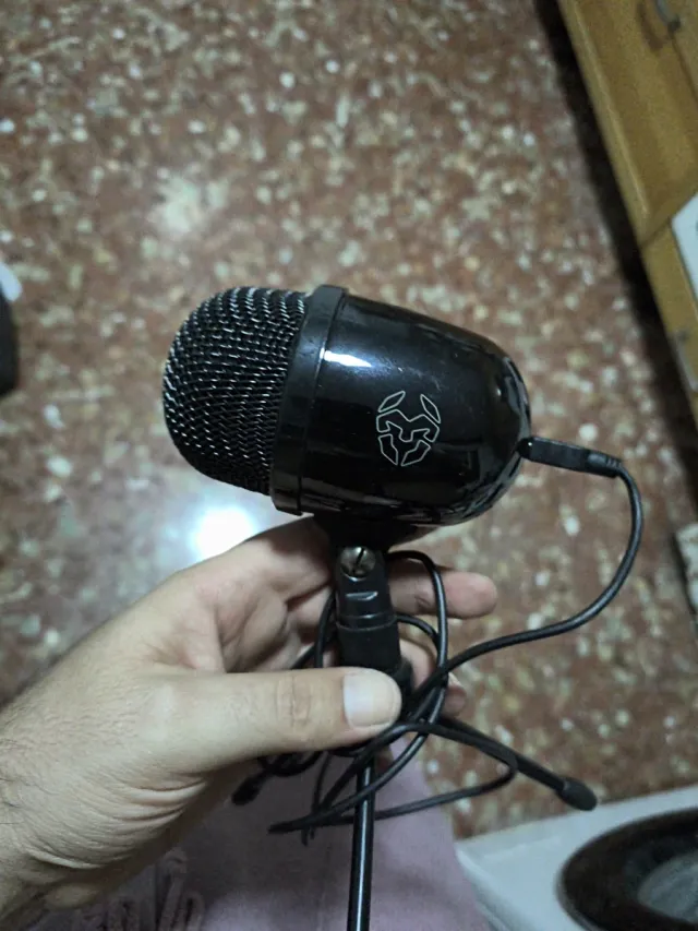 Micrófono negro con logo