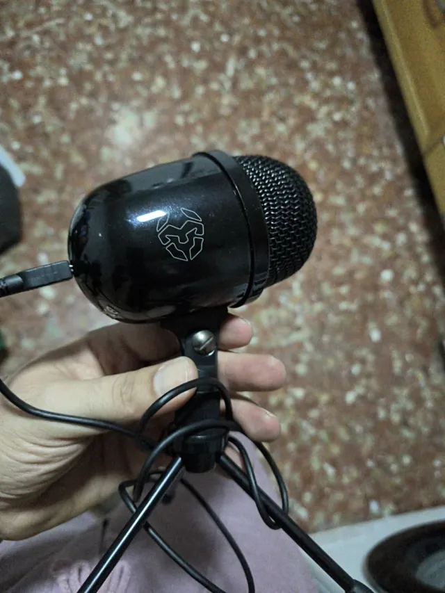 Micrófono negro con logo