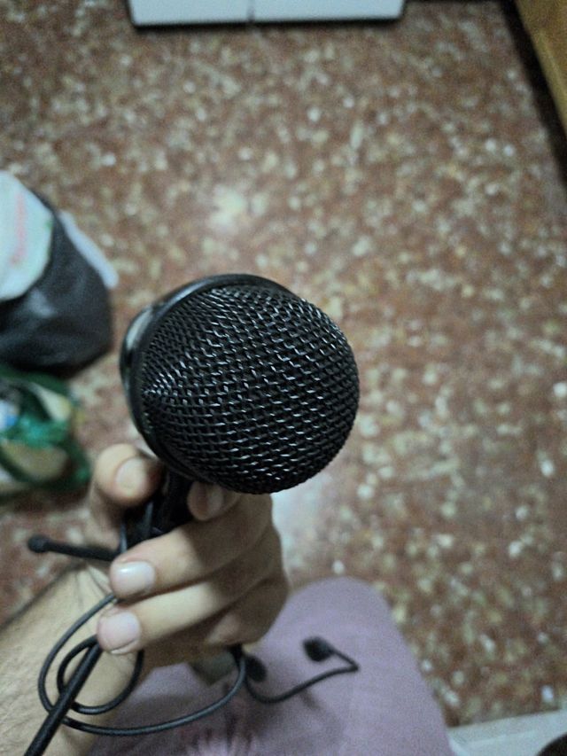 Micrófono negro con logo