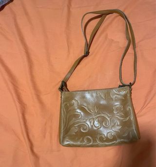 Bolso piel camel flores grabadas