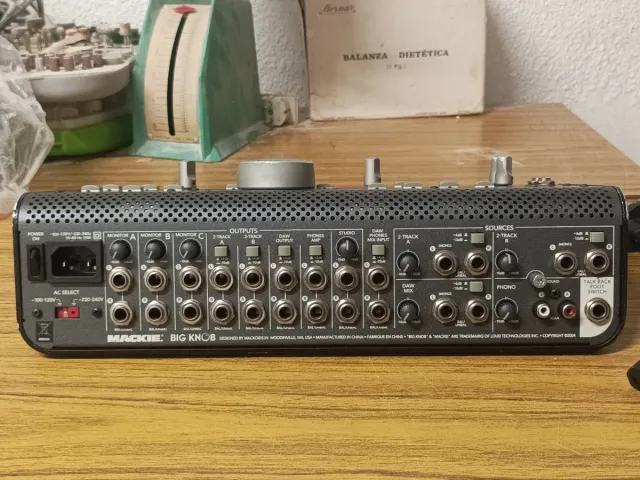 INTERFAZ DE AUDIO - MACKIE BIG KNOB STUDIO