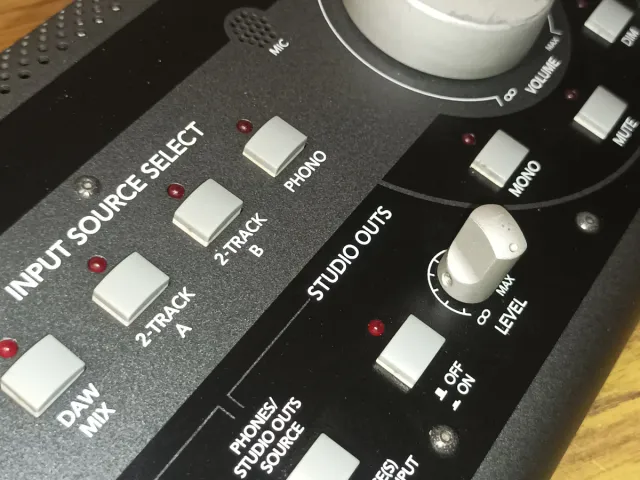 INTERFAZ DE AUDIO - MACKIE BIG KNOB STUDIO