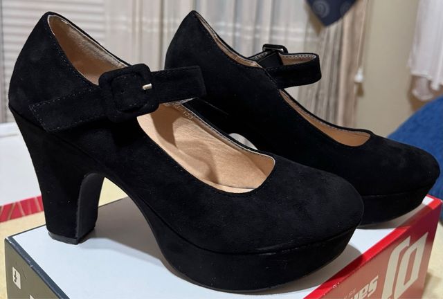 Tacones negros de plataforma con tira