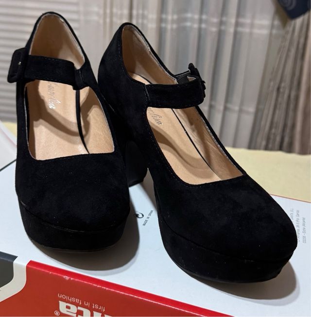 Tacones negros de plataforma con tira