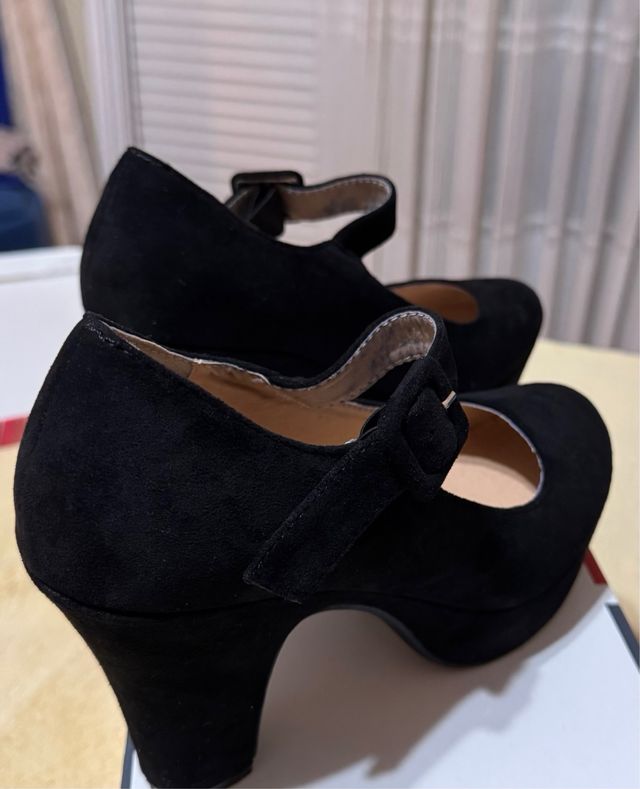 Tacones negros de plataforma con tira