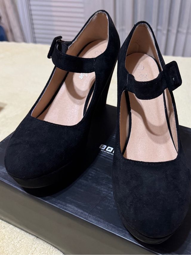 Tacones negros de plataforma con tira