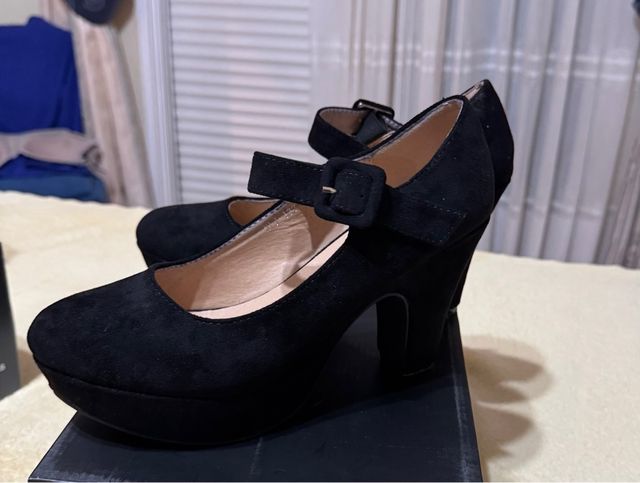 Tacones negros de plataforma con tira