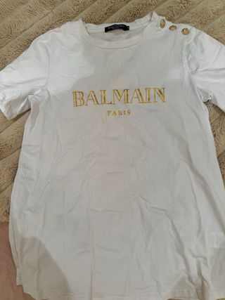 Camiseta Blanca con Logo Dorado