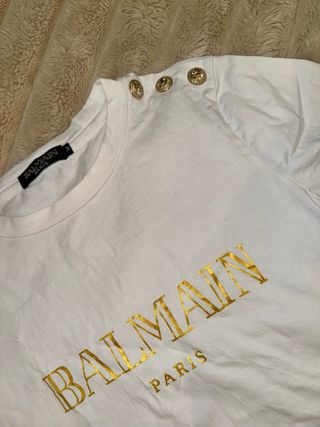 Camiseta Blanca con Logo Dorado