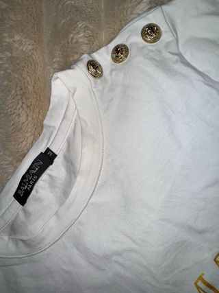 Camiseta Blanca con Logo Dorado