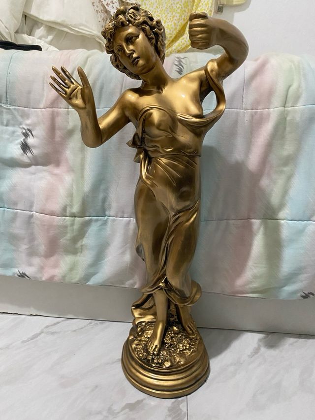 Escultura clásica dorada de mujer elegante –