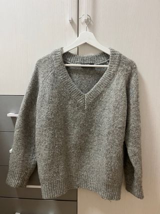 Jersey Bershka gris cuello pico talla M