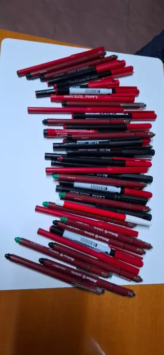 Pennarelli colorati: rosso, nero, verde