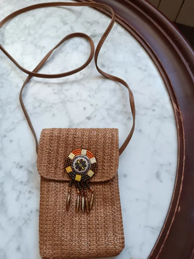 Bolso pequeño tejido con adorno