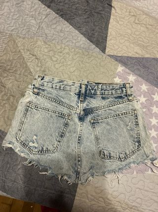 Pantalón corto vaquero roto azul claro