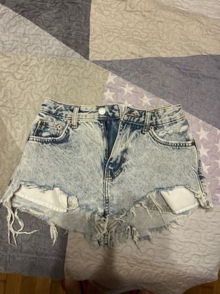 Pantalón corto vaquero roto azul claro