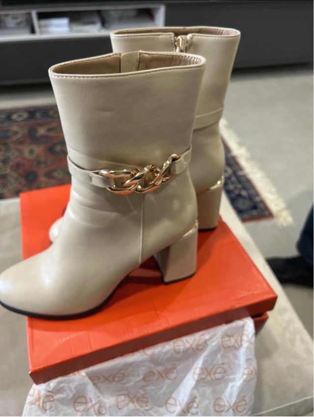 Tronchetti beige con catena oro 