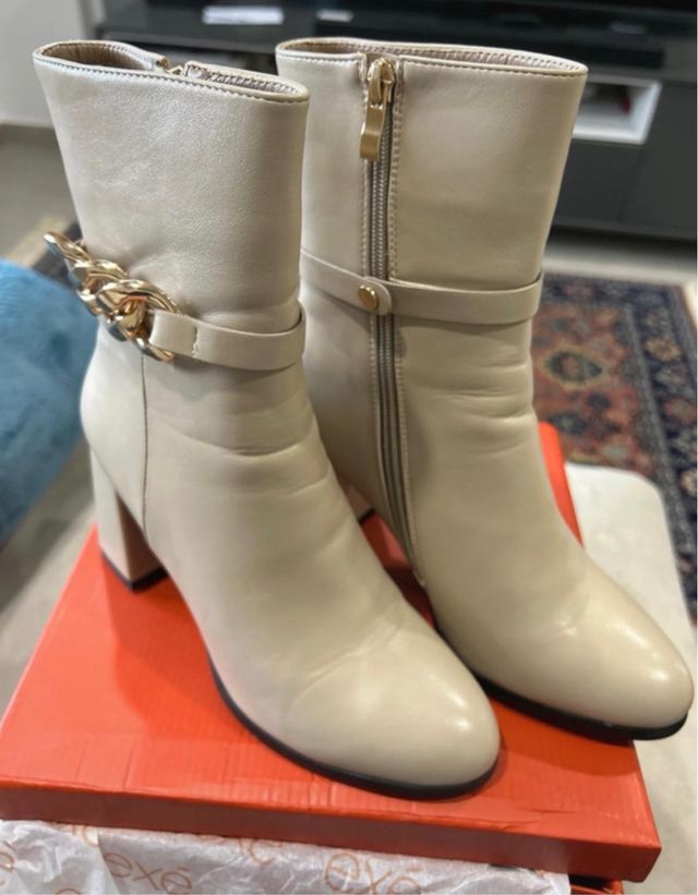 Tronchetti beige con catena oro 