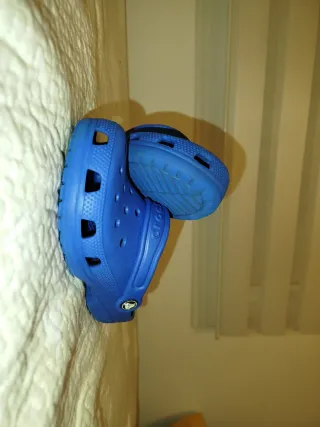 Crocs Azules talla 32-33. J1