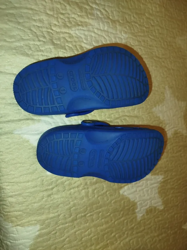 Crocs Azules talla 32-33. J1