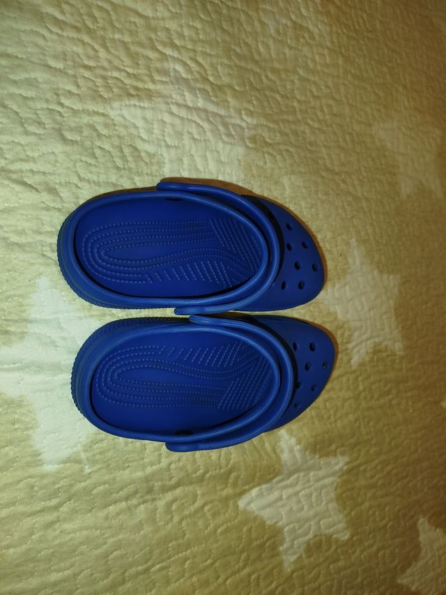 Crocs Azules talla 32-33. J1