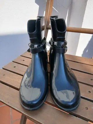 Botas de agua negras con tachuelas
