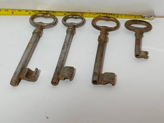 Lote de 4 llaves antiguas dos machos y dos hembras