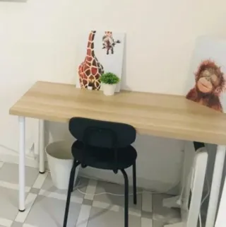 Escritorio Ikea Madera y Metal con patas incluidas