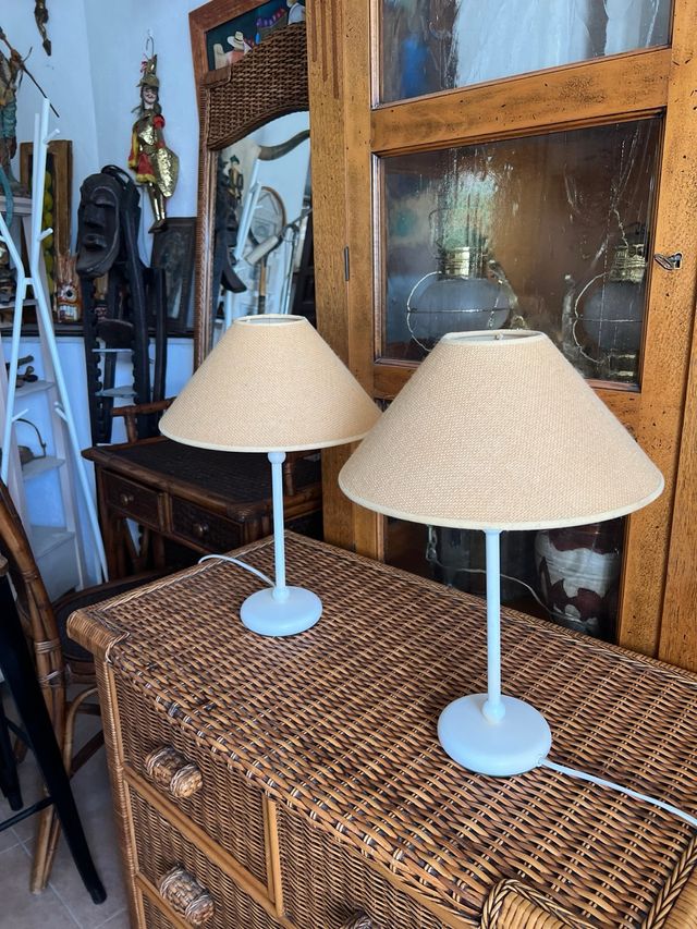 Pareja de lamparitas ratán y metal blanco