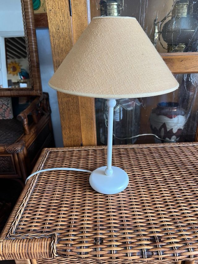 Pareja de lamparitas ratán y metal blanco