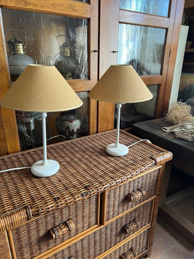 Pareja de lamparitas ratán y metal blanco