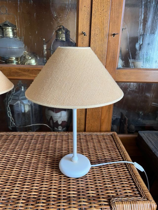 Pareja de lamparitas ratán y metal blanco