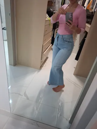 Completo body rosa e jeans blu