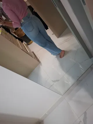 Completo body rosa e jeans blu