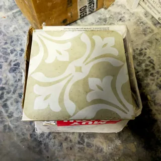 Azulejos hidráulicos con diseño floral